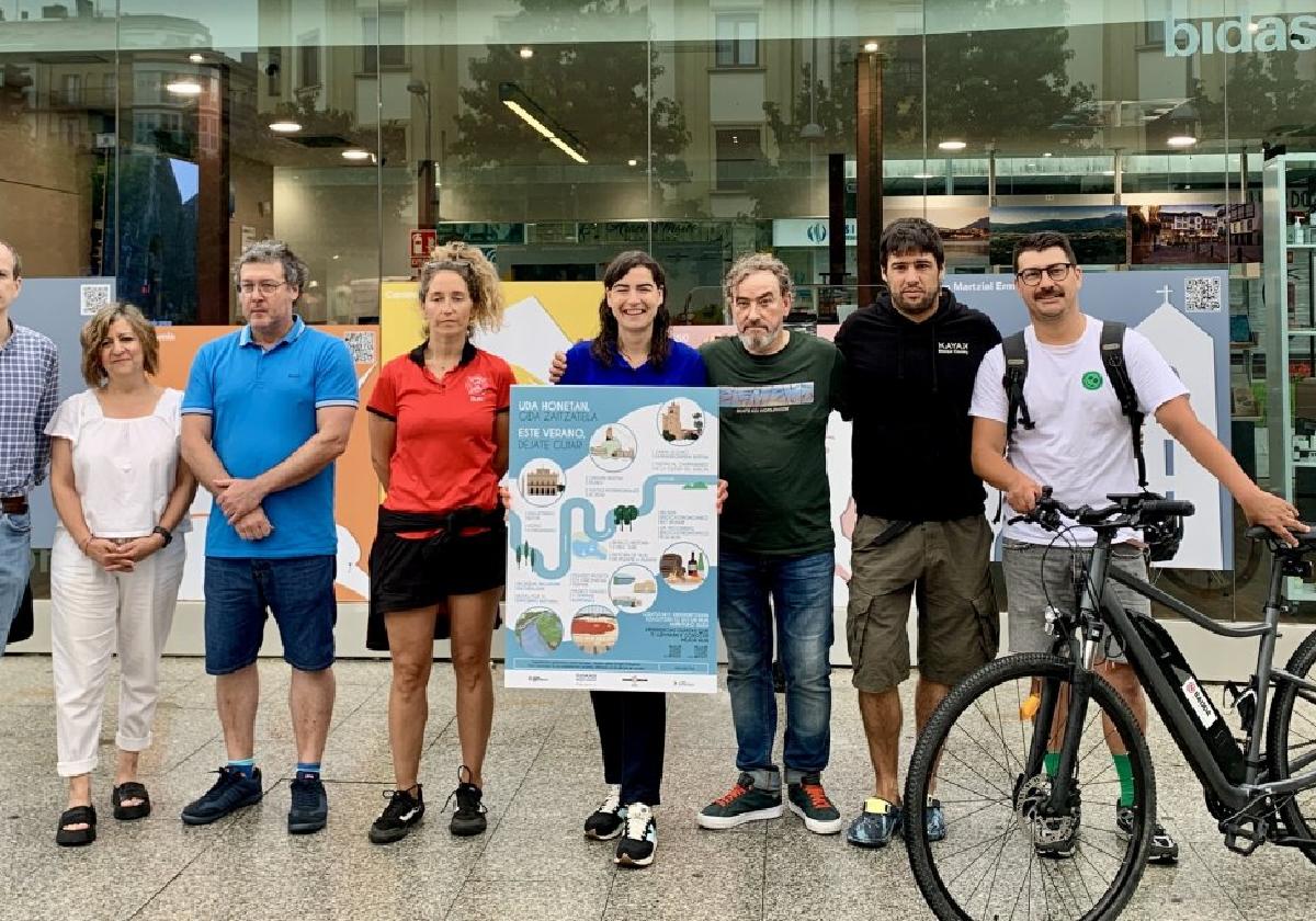 Representantes del Museo Oiasso, Vinoteca Mendibil, Santiagotarrak, Félix Manso Ibarla, Basque Country y Badoa junto a Nuria Alzaga.