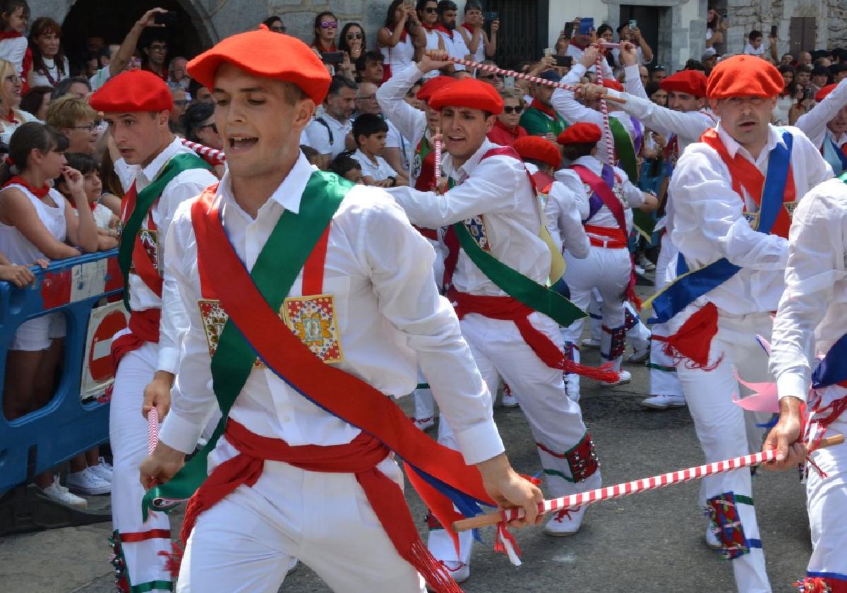 Ezpatadantzaris a ritmo de Napoleones justo antes de bailar el Zubigainekoa.