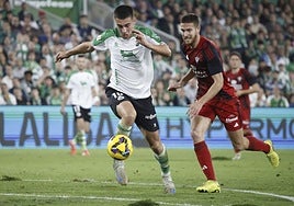 Karrikaburu conduce el balón durante un partido ante el Mirandés en el Sardinero.