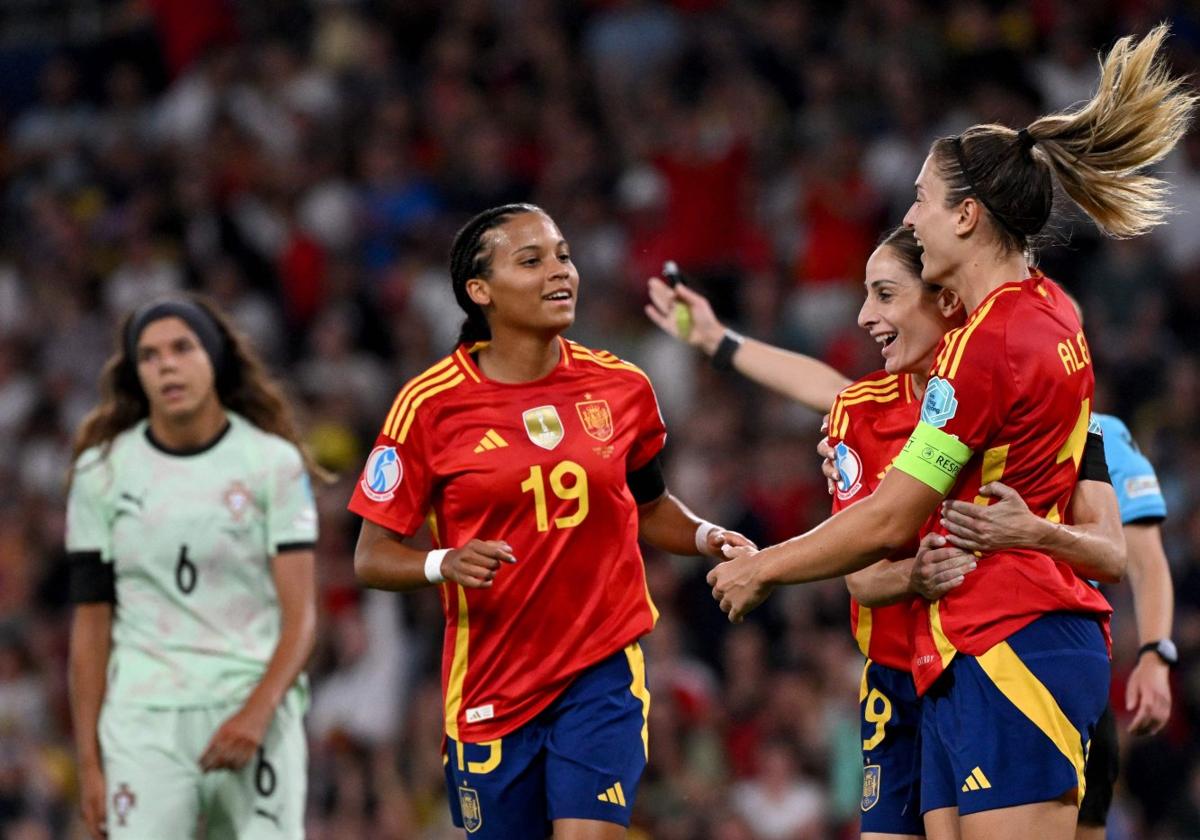 Vicky López, Esther y Alexia Putellas celebran un gol ante la resignación de Andreia Jacinto.