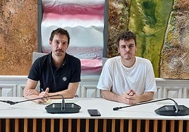 El alcalde Xabier Lertxundi y el concejal Aitor Huizi en la rueda de prensa de este jueves en el Ayuntamiento.