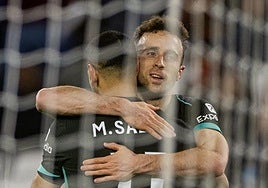 Diogo Jota se abraza a Salah tras un gol del Liverpool