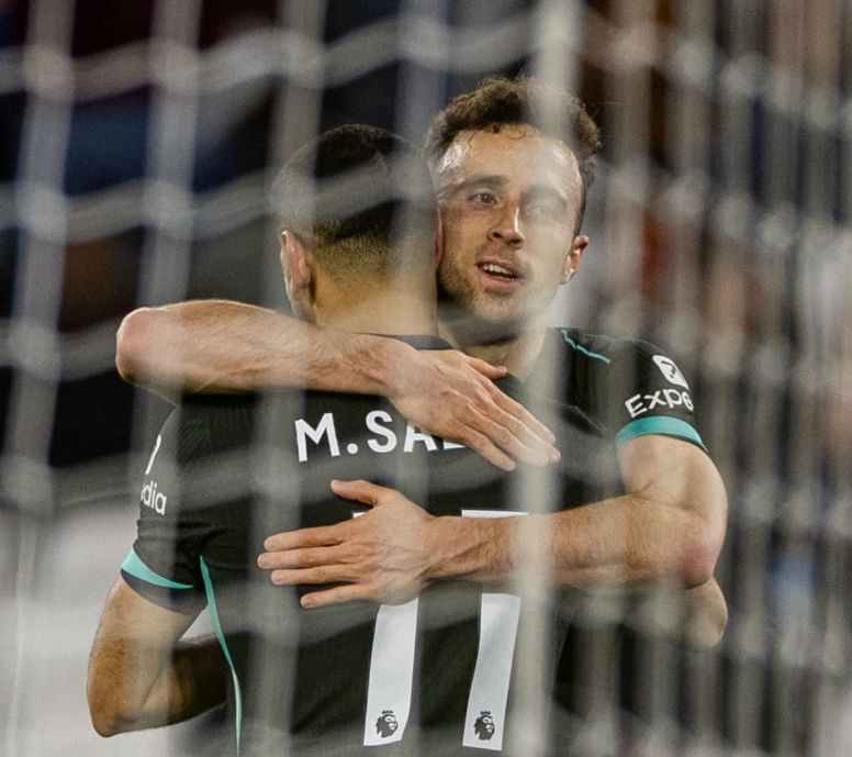 Diogo Jota se abraza a Salah tras un gol del Liverpool