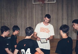 Mike Carlson explica una jugada en la pizarra a los participantes del campus.