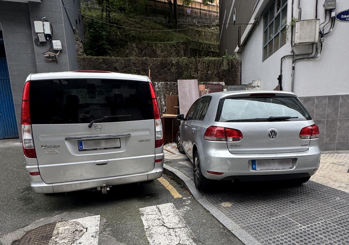 Denuncia Pedro Martín: «Esta imagen de la calle Eskalantegi, parte correspondiente a San Sebastián, se repite todos los días. Y yo pregunto al Ayuntamiento y a su Departamento de Movilidad ¿para cuándo unos pivotes en la zona? Esta es la ley de la selva y los conductores aparcan donde quieren sin ningún tipo de impedimento».