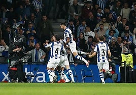 La Real celebra su gol ante el Barcelona en Anoeta la temporada pasada