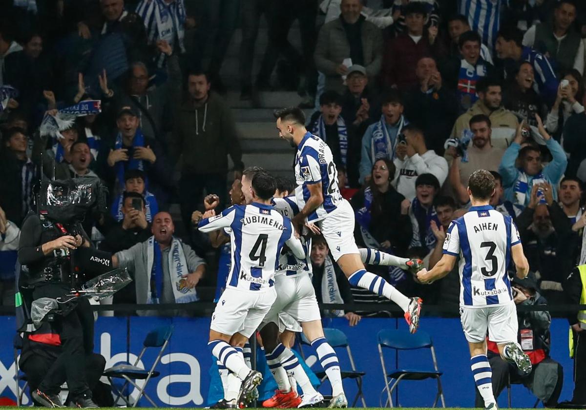 La Real celebra su gol ante el Barcelona en Anoeta la temporada pasada