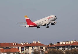 Un avión de Iberia despegando de Hondarribia.