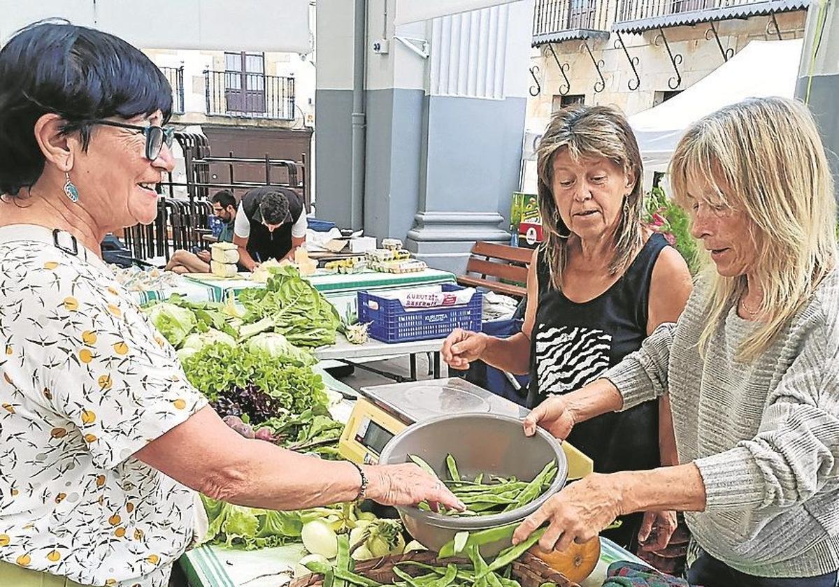 Lekak, Zurutuza ahizpen postuan.