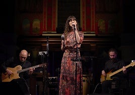 Bea Asurmendik 'Asteartea' diskoa aurkezteko Londresko St John's Hoxton-en emandako kontzertuko argazkia.