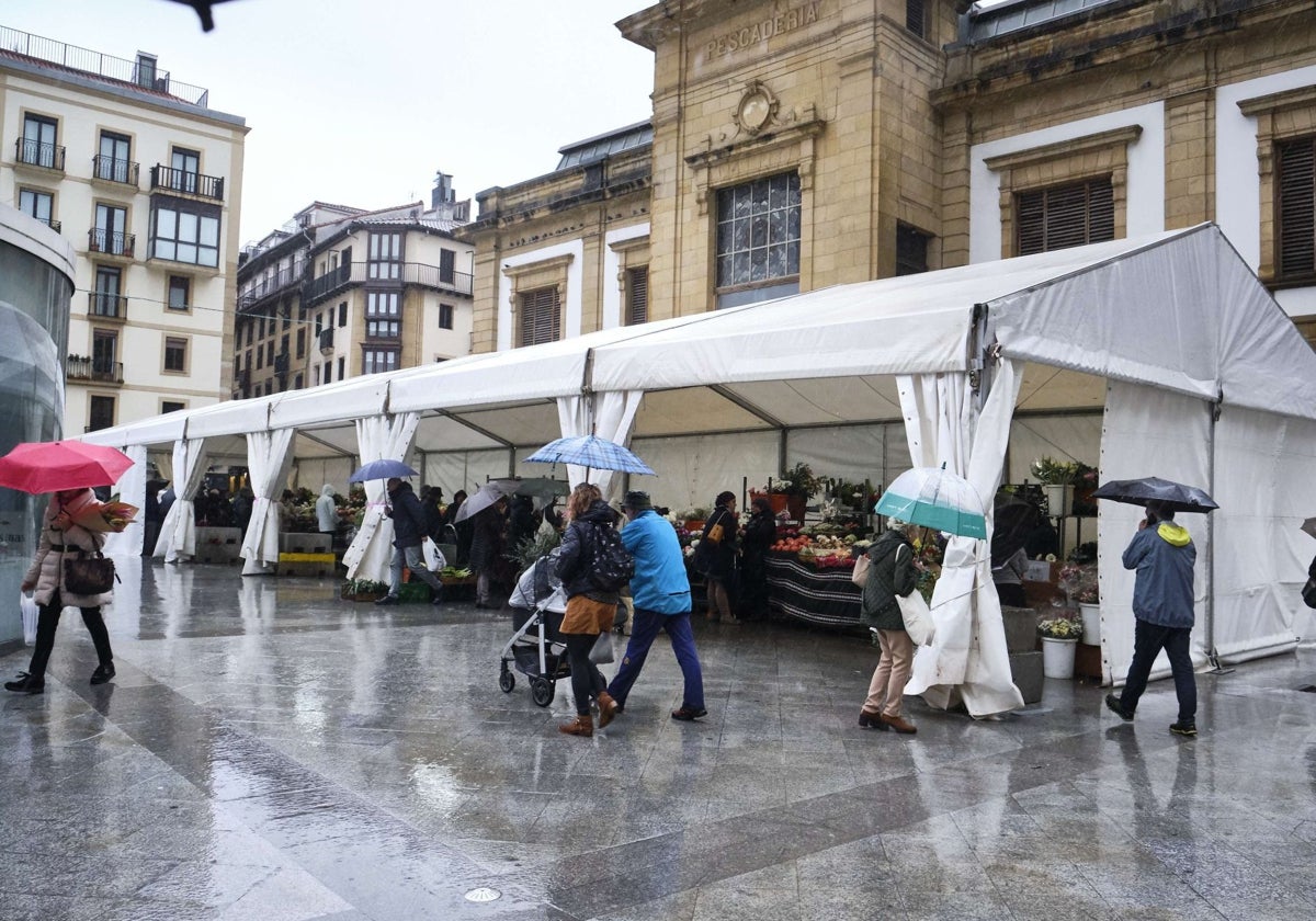 EH Bildu pide que las caseras sigan descargando sus furgonetas en la plaza de la Bretxa en vez de en Aldamar