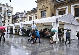 EH Bildu pide que las caseras sigan descargando sus furgonetas en la plaza de la Bretxa en vez de en Aldamar