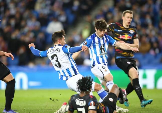 Bautizo goleador. Remata a portería para marcar ante el Leipzig en Anoeta su primer gol como txuri-urdin. Desafortunadamente su tanto no sirvió para que la Real siguiera viva en la Europa League.