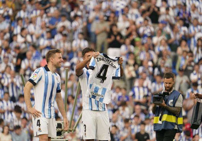 Illarramendi le entregó su dorsal, el número 4, su preferido, en un acto cargado de simbolismo que se llevó a cabo sobre el mismo césped del Reale Arena