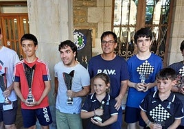 Premiados del torneo de Santa Isabel, que batió su récord de participación.
