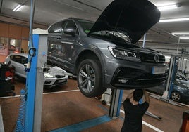 Un taller de reparación, una de las principales actividades de los autónomos, en Lezo.
