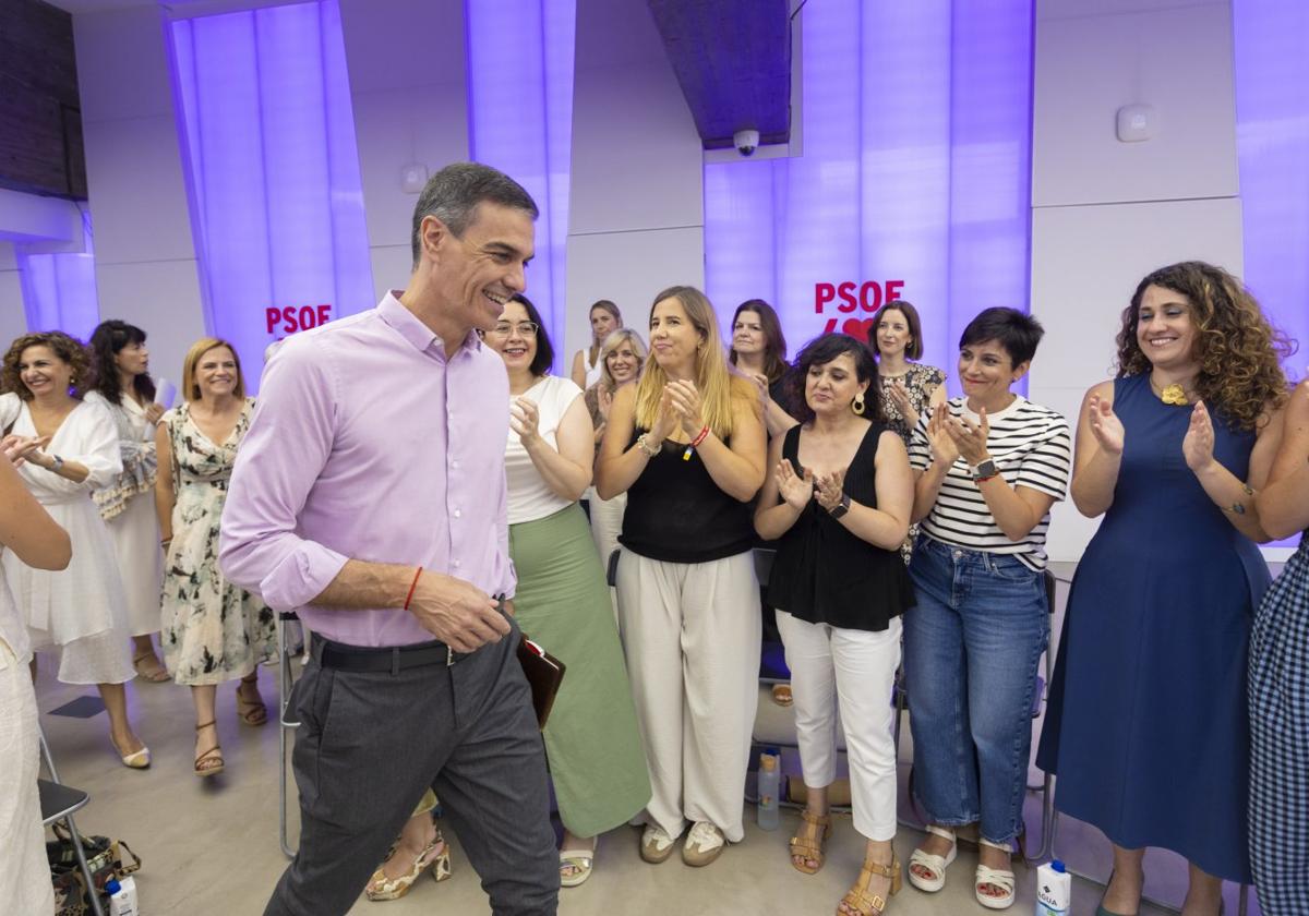 Sánchez se reunió ayer con las responsables de Igualdad del partido en toda España.