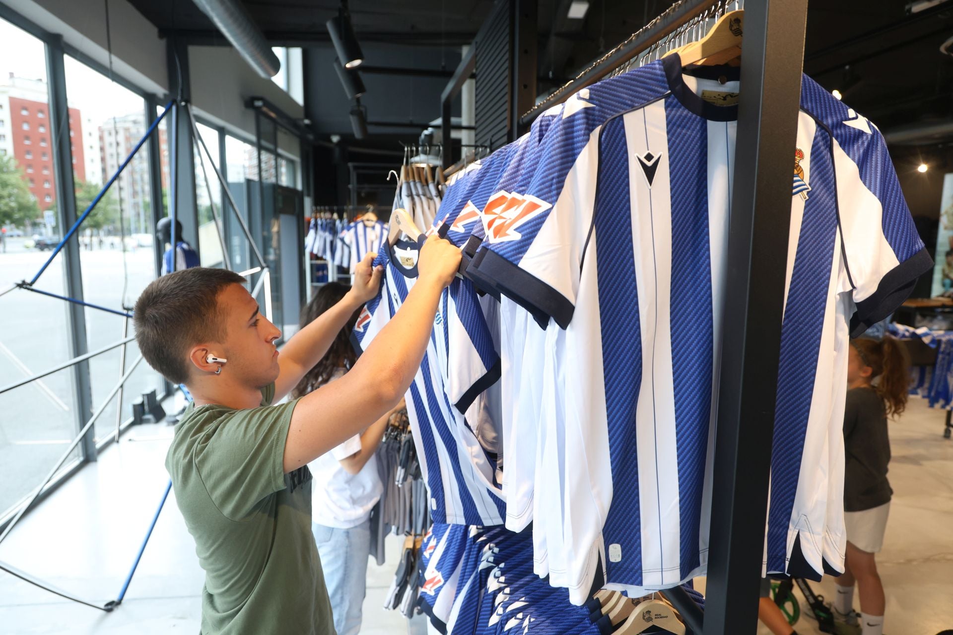 Las primeras equipaciones de la Real ya están vendidas