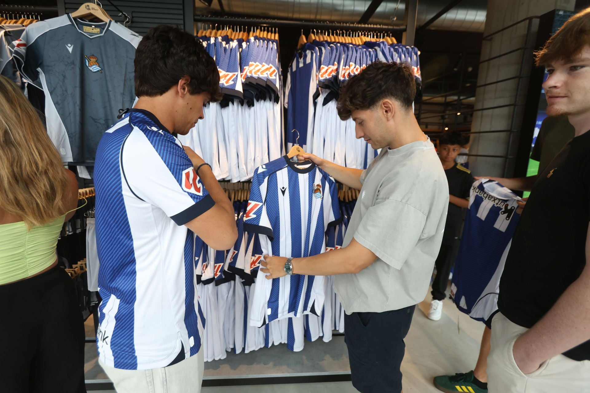 Las primeras equipaciones de la Real ya están vendidas