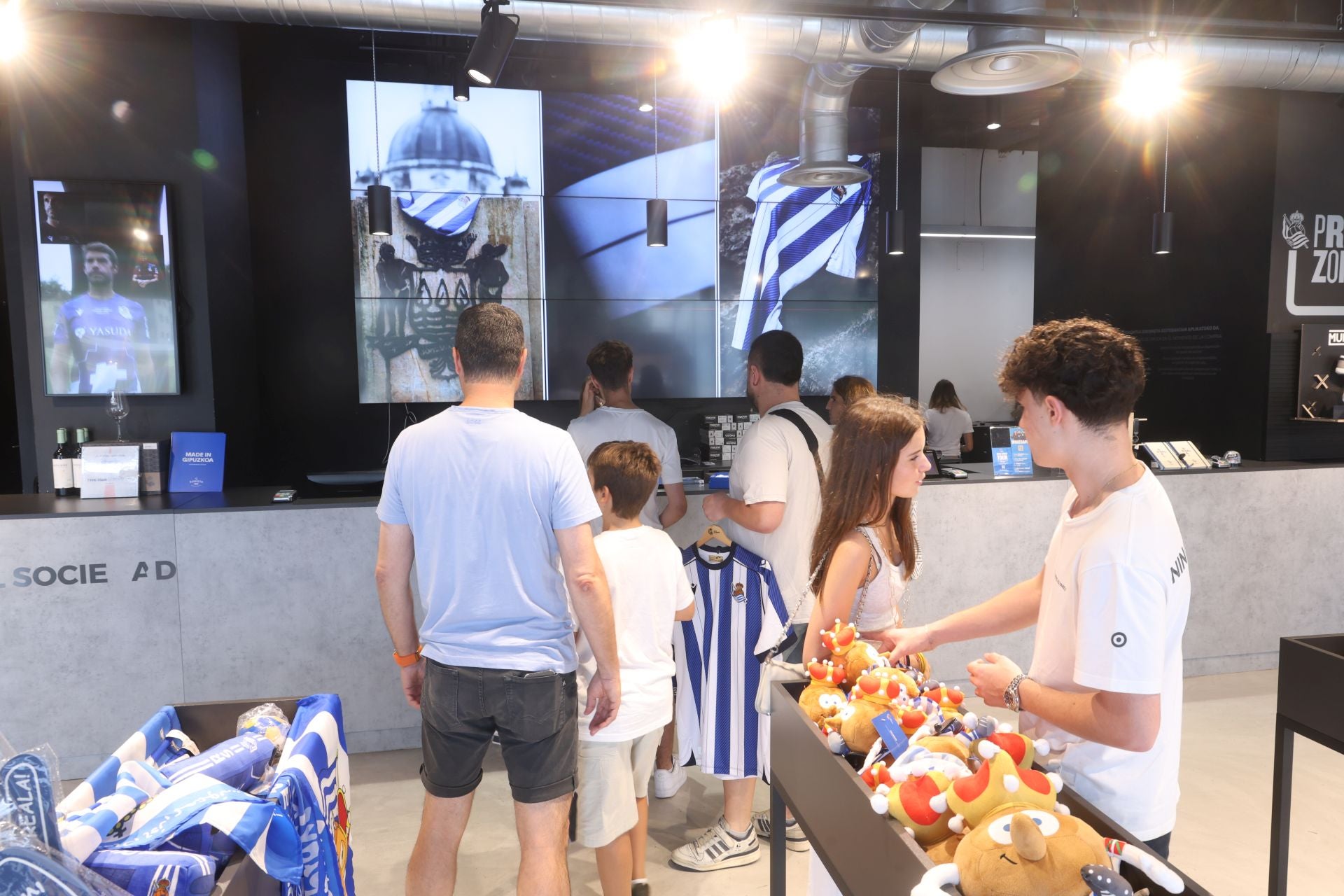 Las primeras equipaciones de la Real ya están vendidas