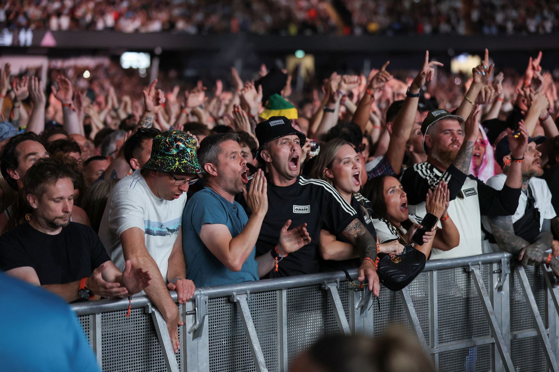 Oasis hace temblar Cardiff
