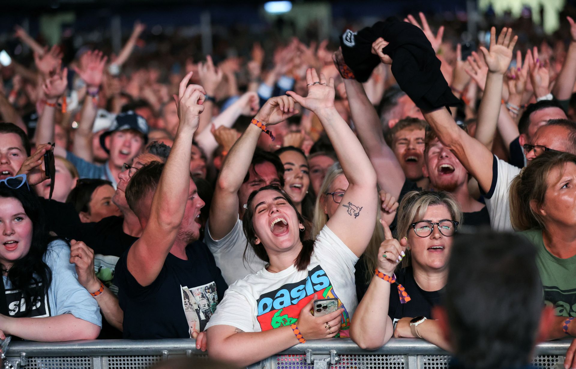 Oasis hace temblar Cardiff
