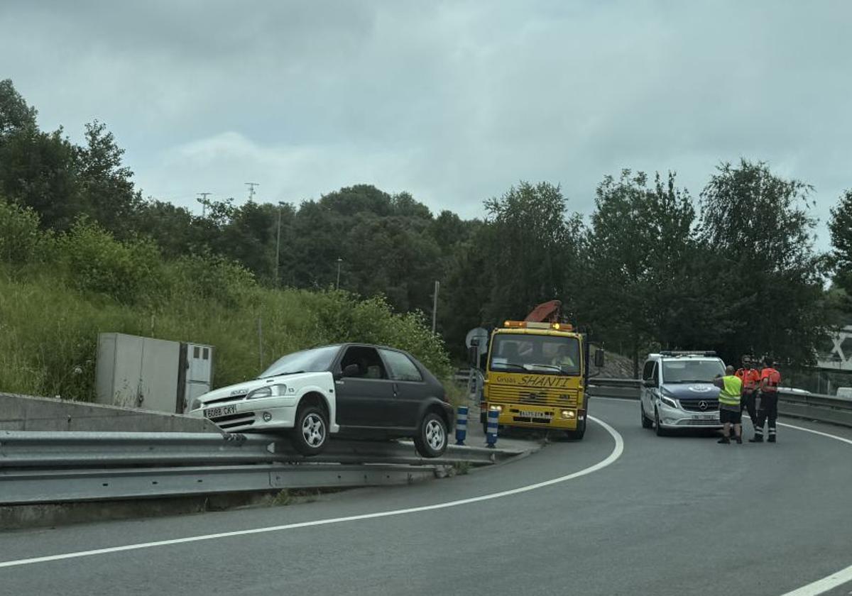 El vehículo subido al quitamiedos