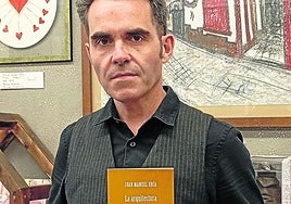 Juan Manuel Uria sosteniendo un ejemplar de su nuevo libro en Noski.
