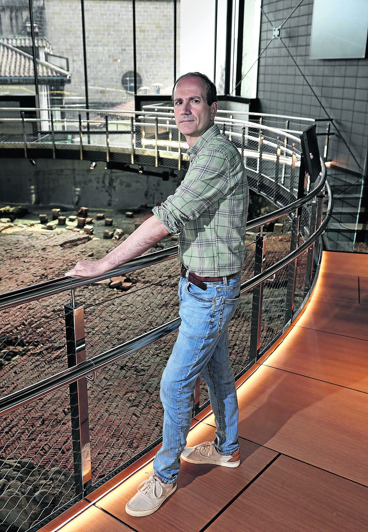 Juanjo Jiménez, director del Museo Oiasso, en el yacimiento de las termas cuya museización se ha inaugurado este año.