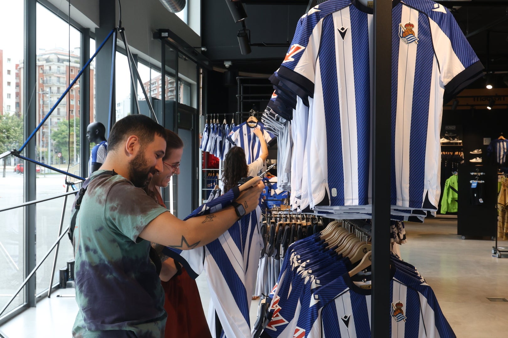 Los aficionados de la Real Sociedad están satisfechos con las nuevas camisetas de su equipo