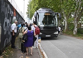 Usuarios de tren esperan para subir a un autobús de Renfe en un corte ferroviario anterior