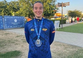 La nadadora Nahia Garrido posa con la medalla de plata.