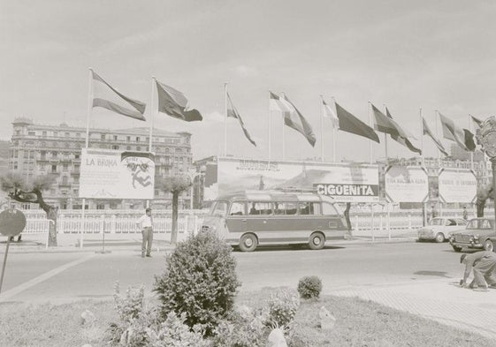 Los típicos carteles y banderas del paseo de la República Argentina.