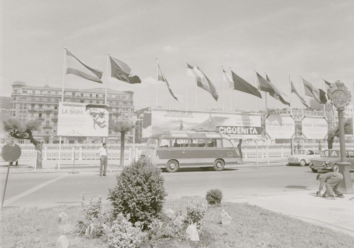 Los típicos carteles y banderas del paseo de la República Argentina.