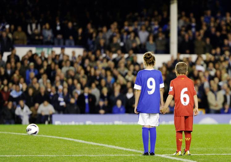 Dos aficionados del Everton y el Liverpool conforman un 96 en honor a las víctimas de Hillsborough, antes de conocerse el fallecimiento del 97.