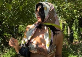El pañuelo viral con el que Kylie Jenner sorprende en sus vacaciones: obra de un diseñador alicantino