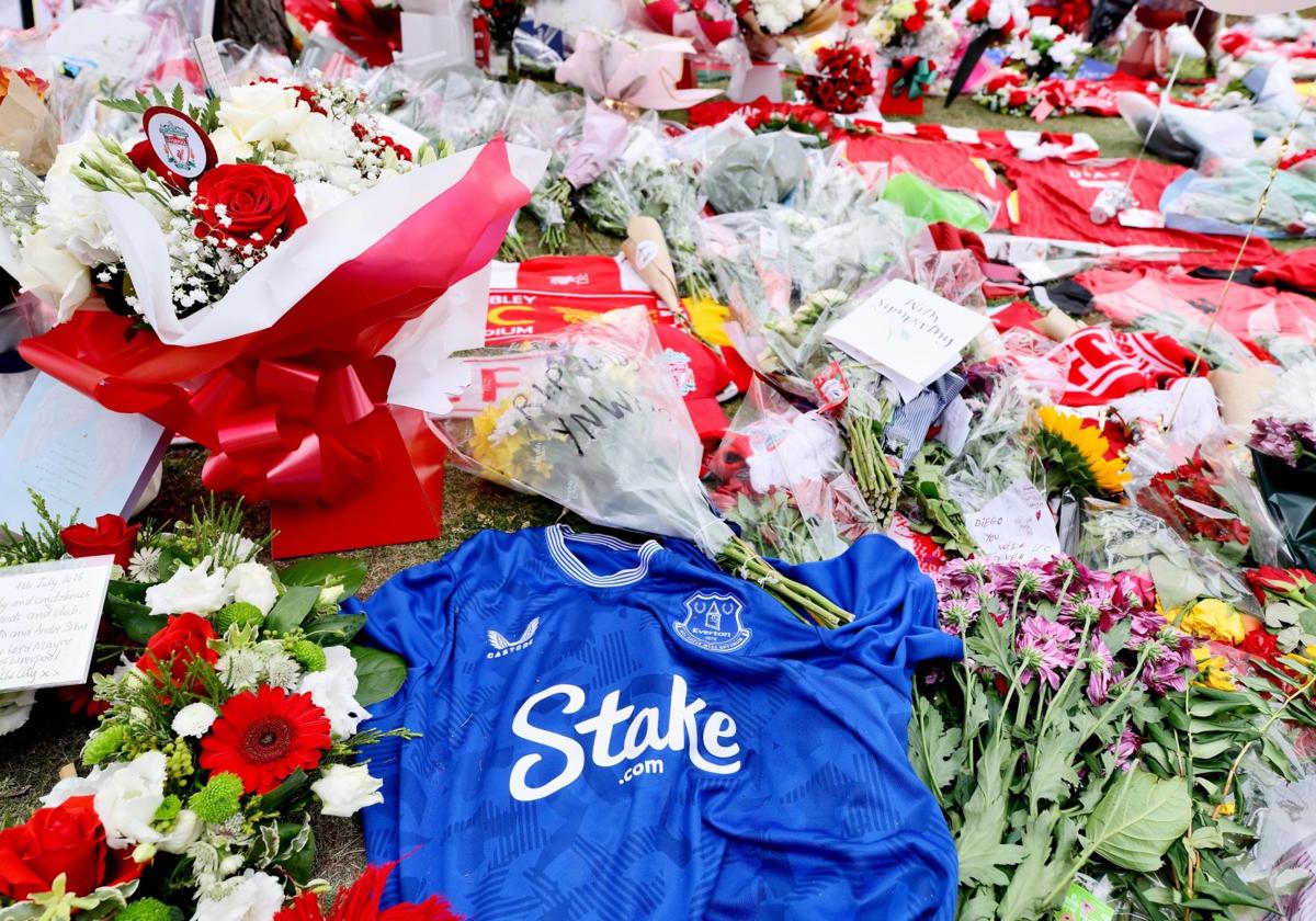 Una camiseta del Everton en el mural de homenaje a Diogo Jota y André en Anfield.