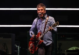 Noel Gallagher, en el concierto de regreso de Oasis, este viernes en Cardiff.