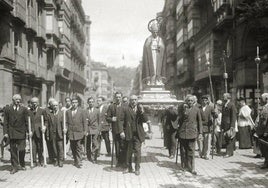 Procesión de San Fermín por la calle Loiola.