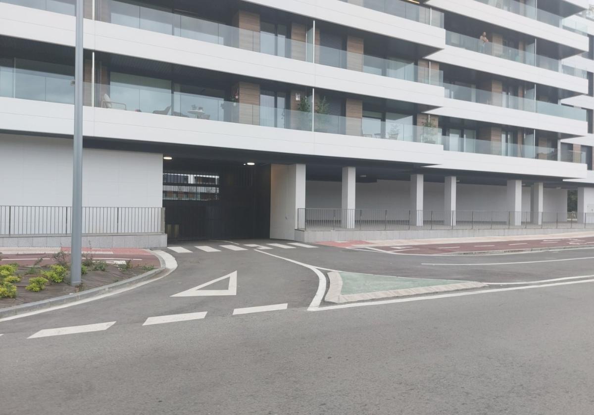 Entrada al parking de la nueva promoción de viviendas Iñurritza Plaza donde se venden 89 garajes.