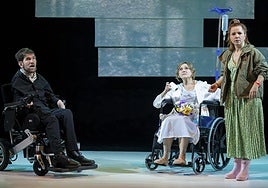 Telmo Irureta, Mireia Gabilondo y Aitziber Garmendia, en una escena de 'Sabes que las flores de plástico nunca han vivido, ¿verdad?'.