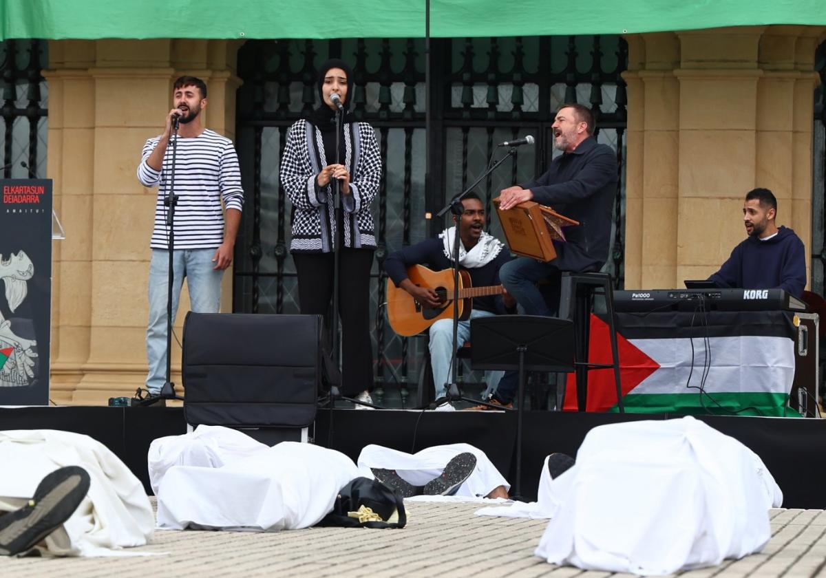 La banda gazatí Sol Band, durante una reciente movilización a favor de Palestina, con Eñaut Elorrieta. Ambos estarán, en conciertos separados, sobre el escenario del Leidor.
