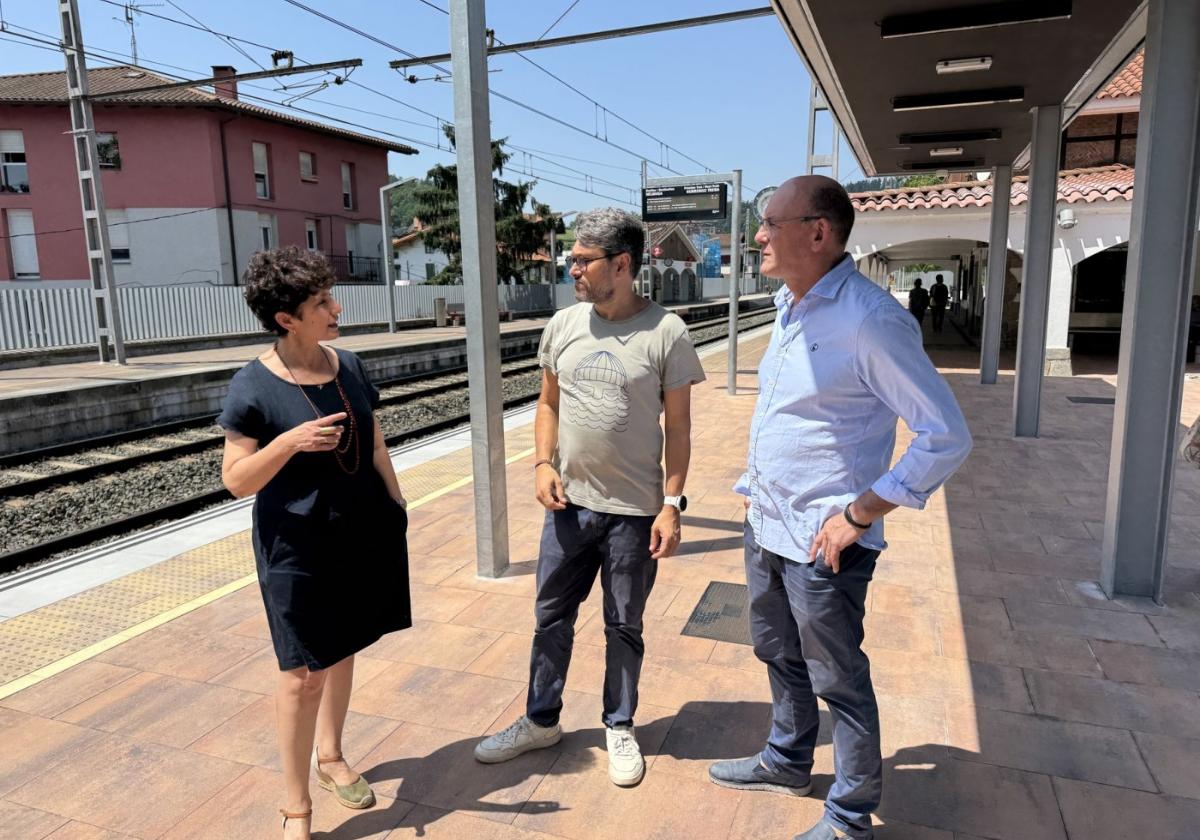 Vaquero, Aranburu y Agirretxea en la visita al renovado acceso de la estación de tren.