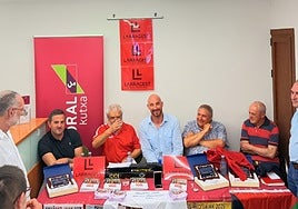 La presentación de las fiestas de Amaña volvió a congregar a miembros de colectivos eibarreses.