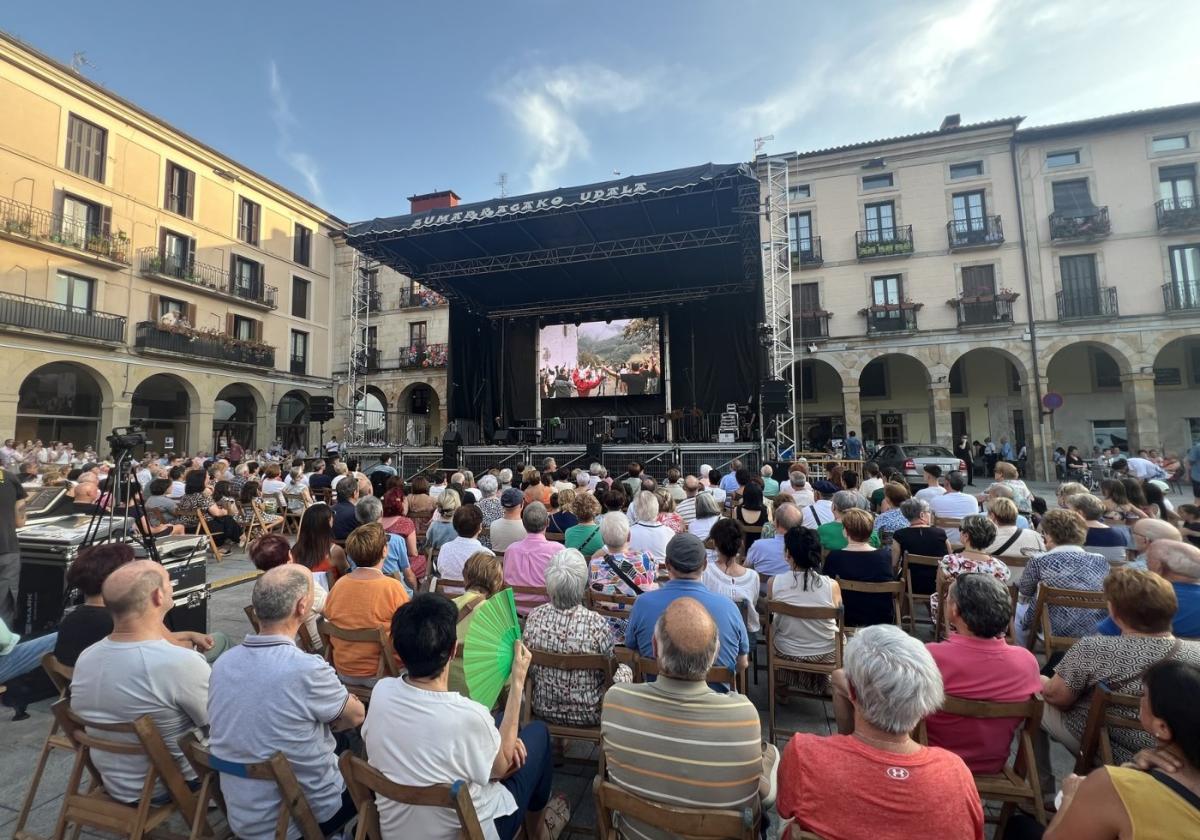 Cientos de personas acudieron al concierto-presentación en primicia de 'Hauspoa & Tunela' en plenas fiestas.