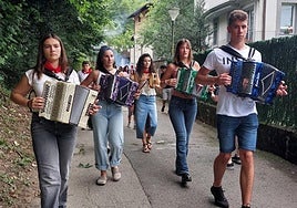 Abian dira Martindegi auzoko San Fermin jaiak, giro ederrean.