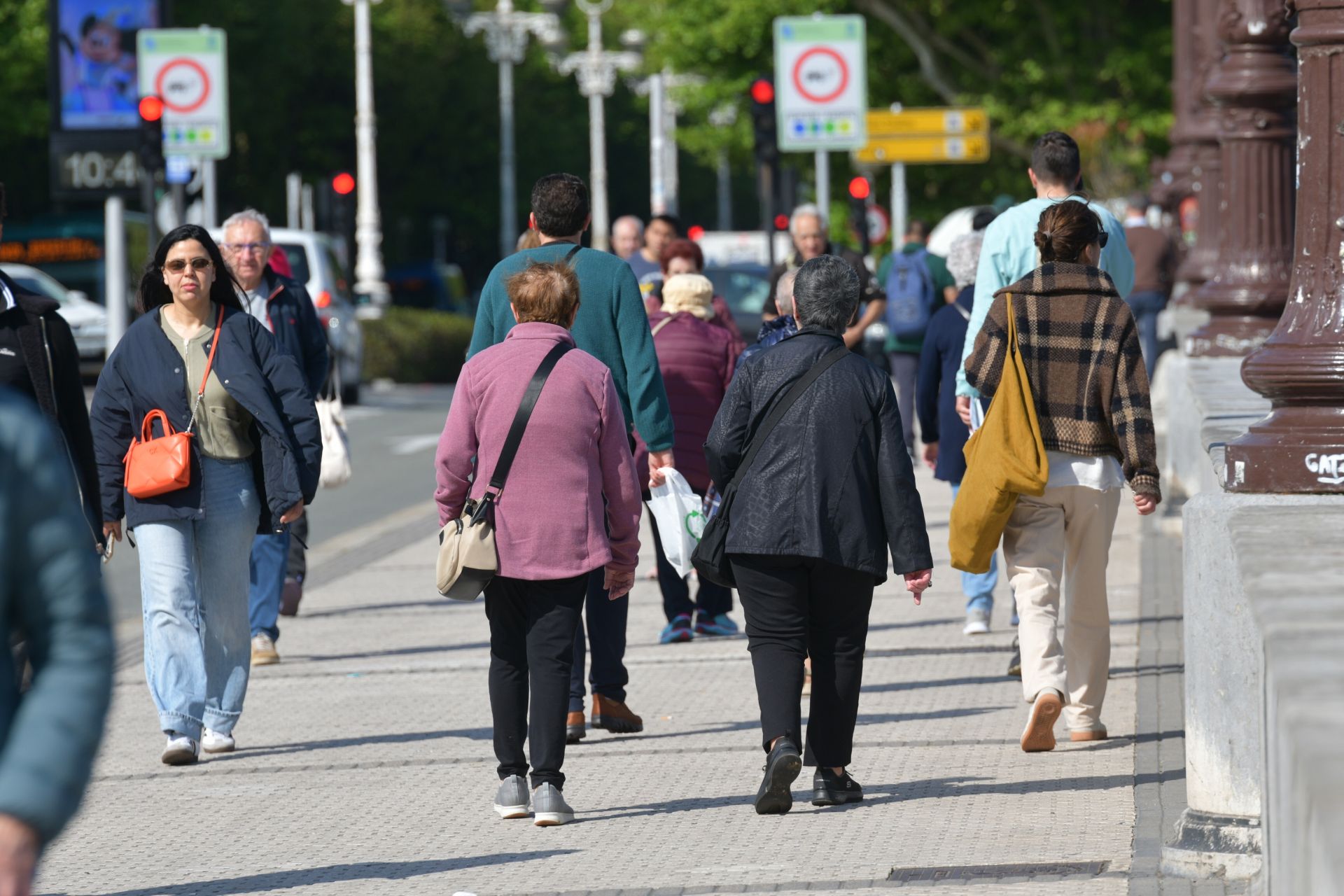 Pensionistas pasean por Donostia.