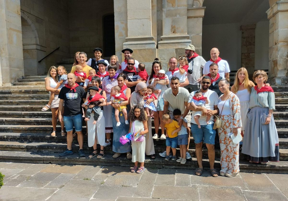 Acogida a los bebés en Herri Eguna.