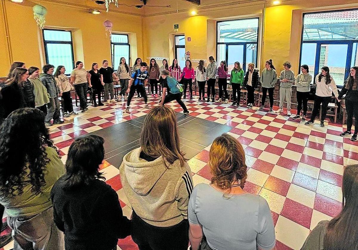 Ikastaroan parte hartu duten gazteak saio praktiko batean, La Arboledako aterpetxean.
