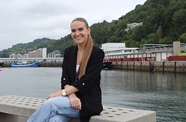 Carla Emazabel está contenta y orgullosa por haber sido elegida para llevar la Kutxa el día de Santiago.